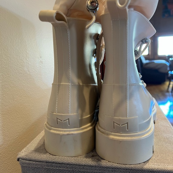 Women's White Winter Boots - Picture 4 of 5